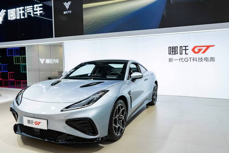 东莞180哪吒汽车在智能汽车领域的表现，领途汽车在新能源汽车市场中的影响力